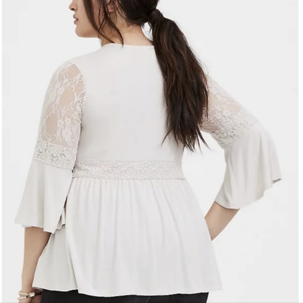 🎉 Host Pick 🎉 Torrid Lace Bodice Bell Sleeved Top - Picture 3 of 12